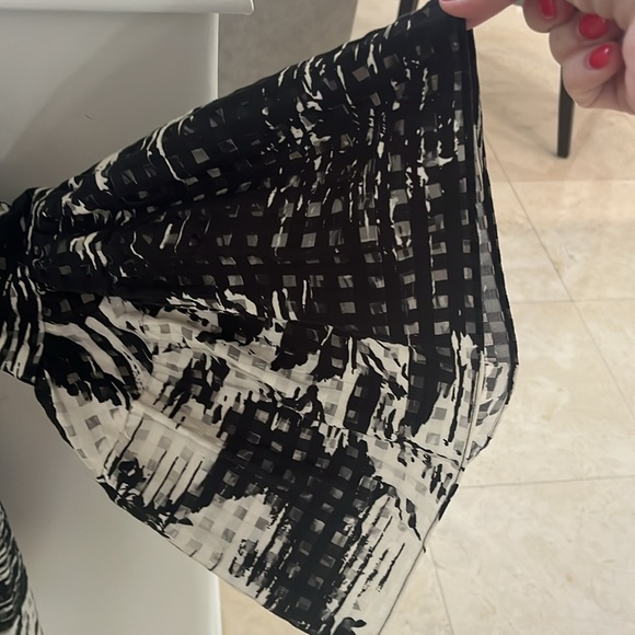 Carolina Herrera flutter sleeved patterned top. Size medium - Picture 4 of 6